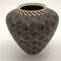 Exquisitely Crafted Leslie Thompson Small Brown and White Geometric Pattern Vase